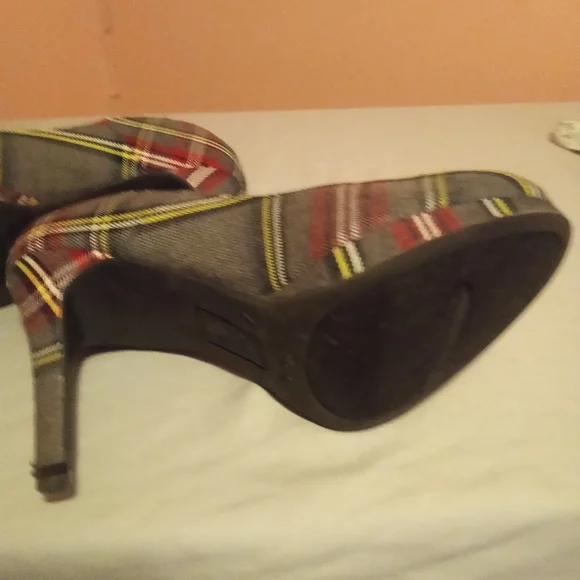 Fioni Plaid 4 inch Heels size 7 - Picture 7 of 7